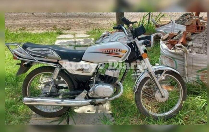 La de la foto. Esta es la motocicleta sustra&iacute;da anoche.