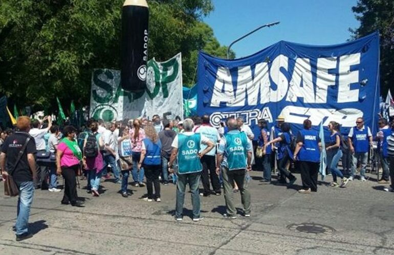 Imagen de Los gremios docentes rechazaron el decreto del gobierno y el cierre de la paritaria