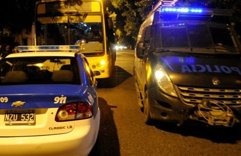 Imagen de Un muerto y un herido grave al ser atacados a balazos desde dos automóviles