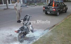 Imagen de Guardia Urbana en principio de incendio de una moto
