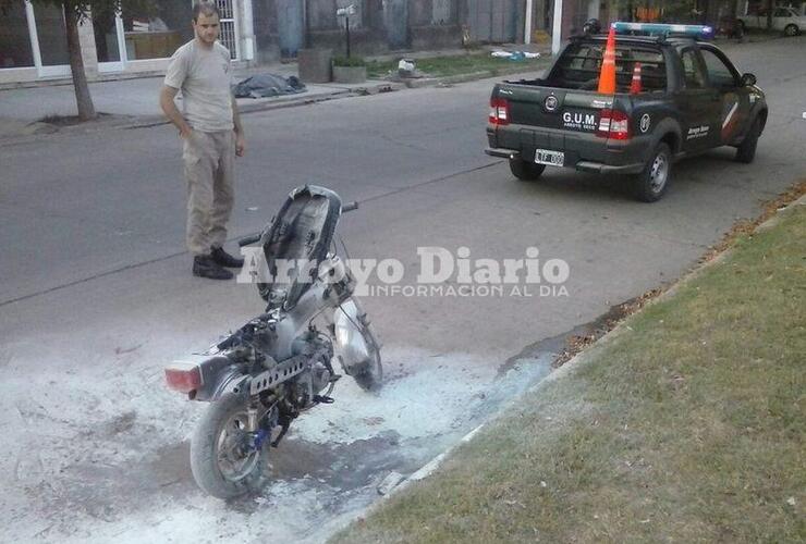 Imagen de Guardia Urbana en principio de incendio de una moto