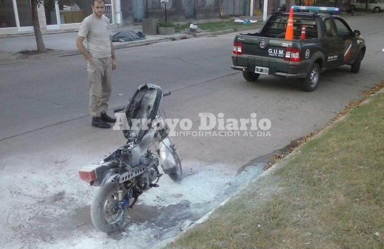 Imagen de Guardia Urbana en principio de incendio de una moto