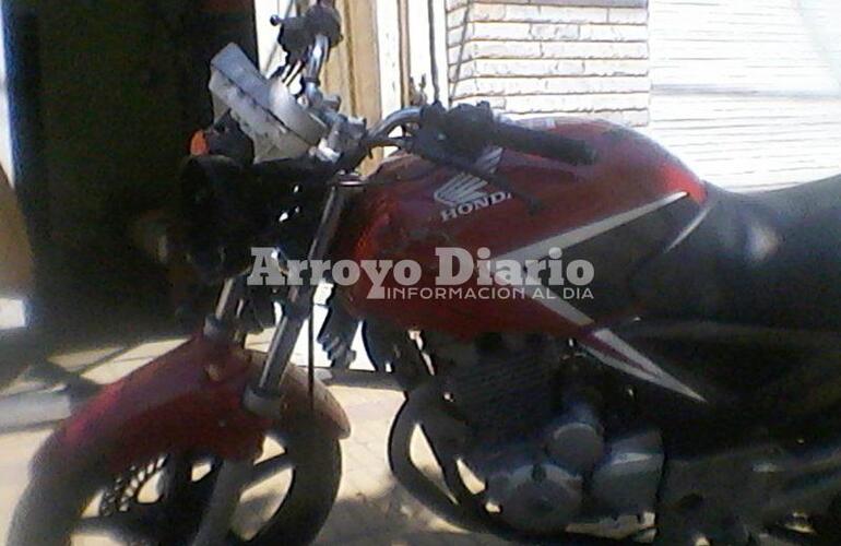 Modelo 2016. La moto sustra&iacute;da es de color rojo, negro y blanco.