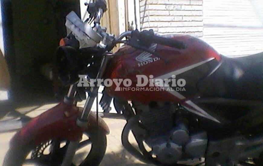 Modelo 2016. La moto sustra&iacute;da es de color rojo, negro y blanco.
