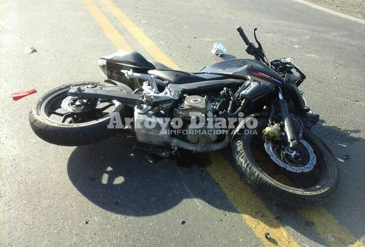 Sobre el asfalto. Esta es la moto en la que se trasladaba el adolescente antes de su sufrir el accidente.