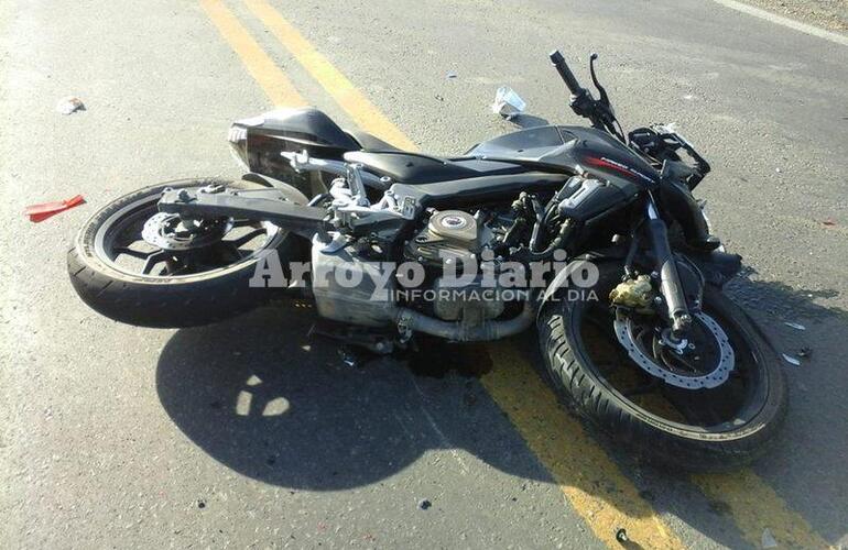 Sobre el asfalto. Esta es la moto en la que se trasladaba el adolescente antes de su sufrir el accidente.