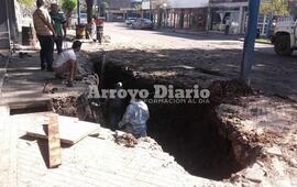 En el lugar. La cuadrilla trabajando en las tareas de reparación de desagües cloacales.