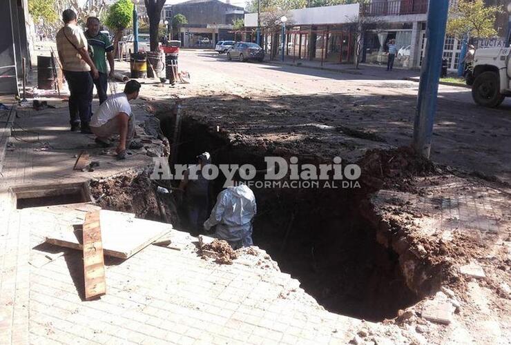 En el lugar. La cuadrilla trabajando en las tareas de reparaci&oacute;n de desag&uuml;es cloacales.