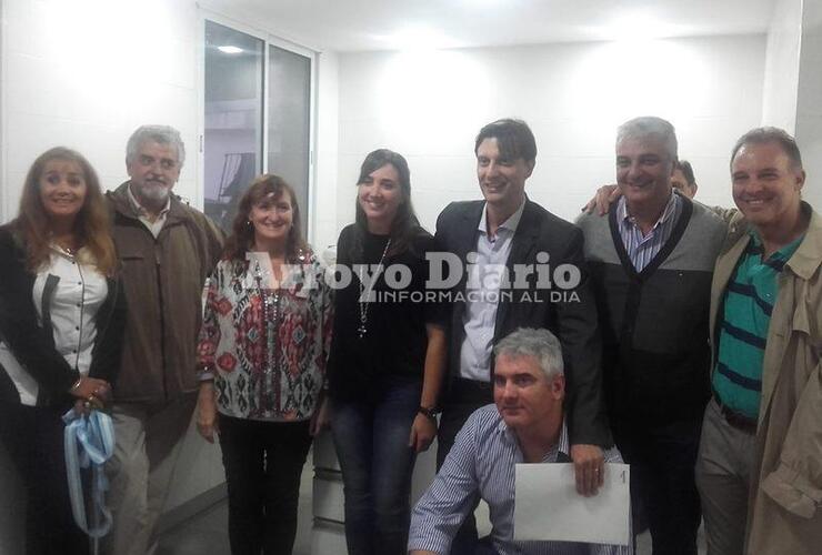 Foto grupal. El Dr. Mendoza junto a algunas autoridades y personal del SAMCo que participó del acto del día de la fecha.