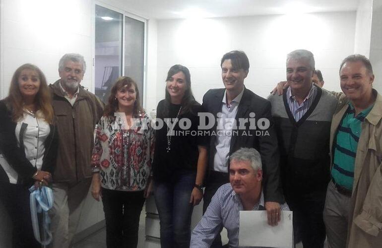 Foto grupal. El Dr. Mendoza junto a algunas autoridades y personal del SAMCo que participó del acto del día de la fecha.