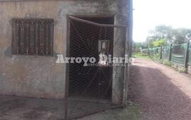 El lugar. Esta es la puerta que violentaron los delincuentes en la madrugada de este lunes.