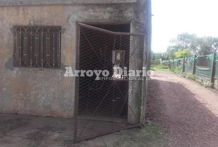 El lugar. Esta es la puerta que violentaron los delincuentes en la madrugada de este lunes.