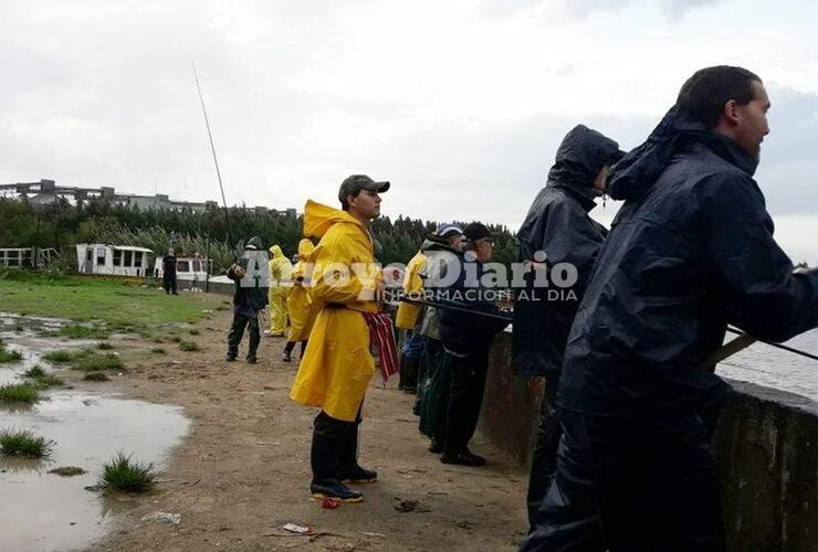 Ni la lluvia los paró. Pese al mal tiempo del domingo muchos fueron los que se acercaron a participar del evento en el puerto.