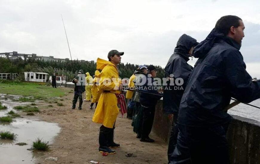 Ni la lluvia los paró. Pese al mal tiempo del domingo muchos fueron los que se acercaron a participar del evento en el puerto.