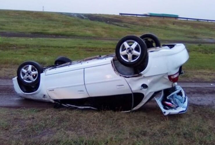 El auto se hallaba recostado sobre su techo y con graves daños. Foto: Diario El Sur