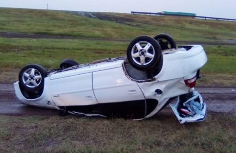 El auto se hallaba recostado sobre su techo y con graves daños. Foto: Diario El Sur