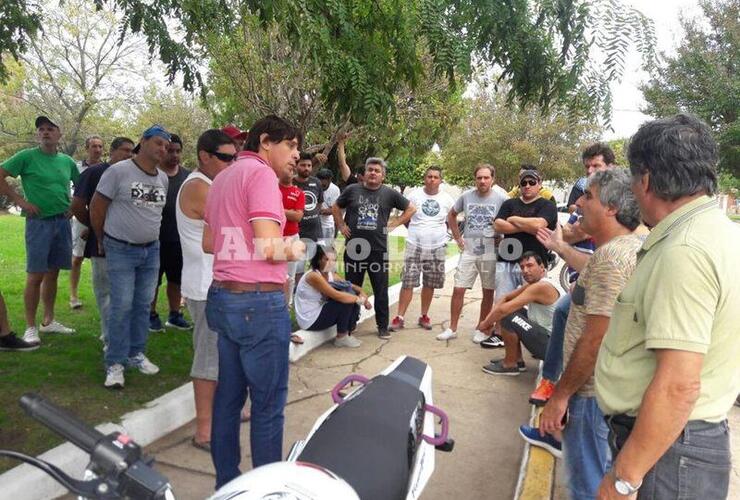 Stangoni con los trabajadores. El presidente comunal de Fighiera atento al reclamo y a la preocupación de los empleados de la fábrica con asiento en su localidad.