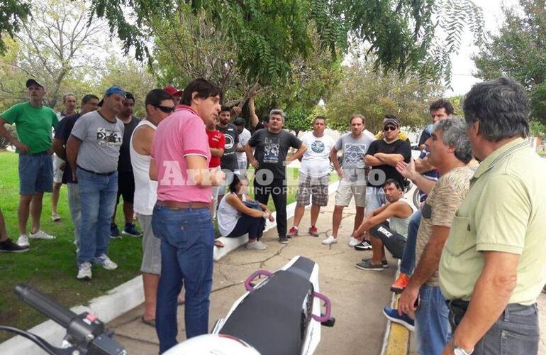 Stangoni con los trabajadores. El presidente comunal de Fighiera atento al reclamo y a la preocupación de los empleados de la fábrica con asiento en su localidad.