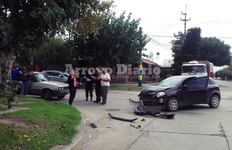 Imagen de Choque entre dos autos en Cardozo y Belgrano