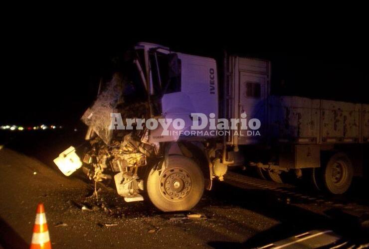 Destruido. Así quedó uno de los camiones tras el fuerte impacto.