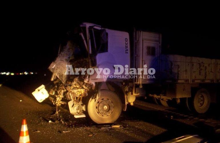 Destruido. Así quedó uno de los camiones tras el fuerte impacto.