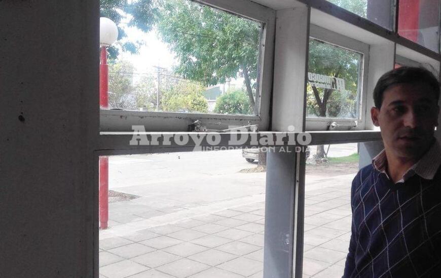 Rompieron un postigo y entraron. El local estaba cerrado porque los dueños habían salido casualmente a llevar un coche al lavadero.