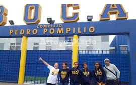 Imagen de F&uacute;tbol Femenino de Boca Juniors con representantes de Fighiera