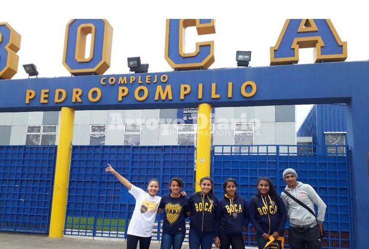 Imagen de Fútbol Femenino de Boca Juniors con representantes de Fighiera
