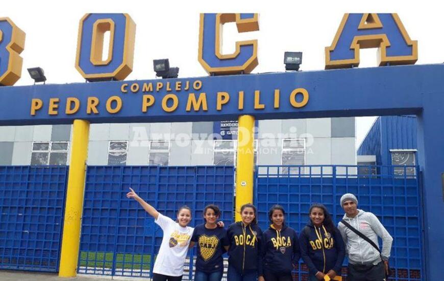 Imagen de Fútbol Femenino de Boca Juniors con representantes de Fighiera
