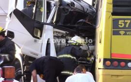 Imagen de Fighiera: Impactante choque con un camionero atrapado