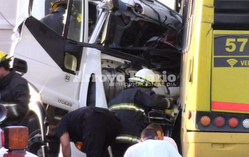 Imagen de Fighiera: Impactante choque con un camionero atrapado