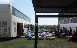 En el destacamento local. El micro, sus pasajeros y la mercadería varados en la base que Gendarmería tiene en Arroyo Seco.