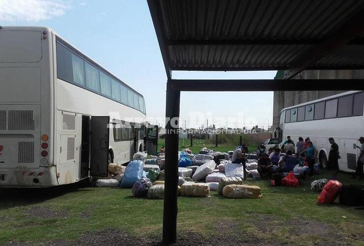 En el destacamento local. El micro, sus pasajeros y la mercadería varados en la base que Gendarmería tiene en Arroyo Seco.