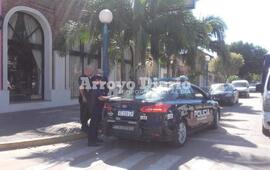 A la sede policial. La pareja fue trasladada en este m&oacute;vil a la comisar&iacute;a 27ma.