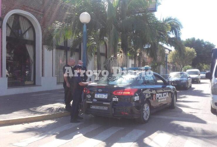 A la sede policial. La pareja fue trasladada en este móvil a la comisaría 27ma.