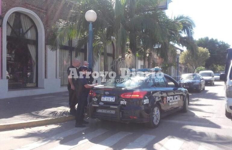 A la sede policial. La pareja fue trasladada en este móvil a la comisaría 27ma.