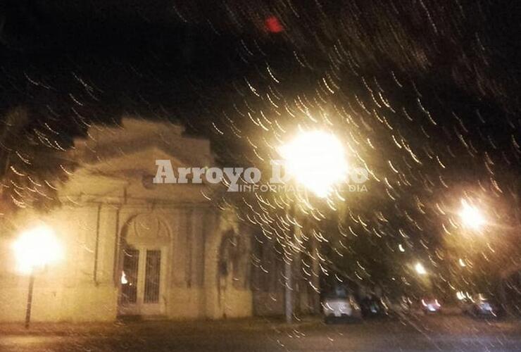 Anoche apenas se iniciaba el aguacero. Según informó Massagli desde la municipalidad, no hubo mayores inconvenientes respecto a la lluvia registrada.