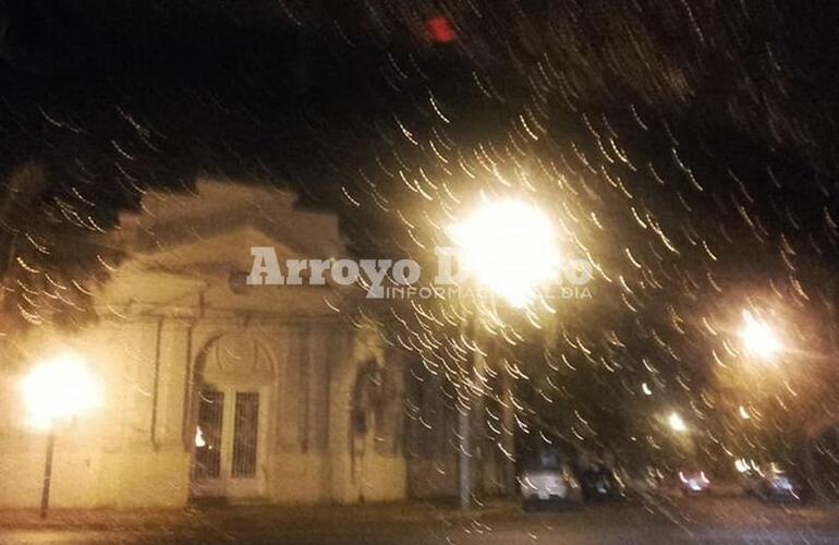 Anoche apenas se iniciaba el aguacero. Según informó Massagli desde la municipalidad, no hubo mayores inconvenientes respecto a la lluvia registrada.