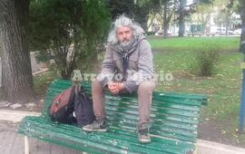 "El muchacho que est&aacute; en la plaza". Su nombre es Ariel Alejandro Espinoza.