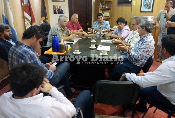 En el municipio. La reunión se desarrolló en la oficina de Nizar Esper en el Palacio Municipal. Foto: Gentileza Florencia D´Alonzo