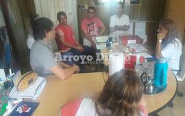 En la escuela. Autoridades comunales y Directivos escolares se reunieron en la Primaria de Fighiera.