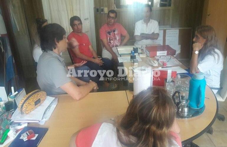 En la escuela. Autoridades comunales y Directivos escolares se reunieron en la Primaria de Fighiera.