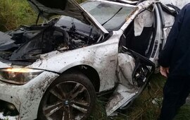 El BMW blanco qued&oacute; volcado a la vera de la ruta. Foto: @emergenciasAR
