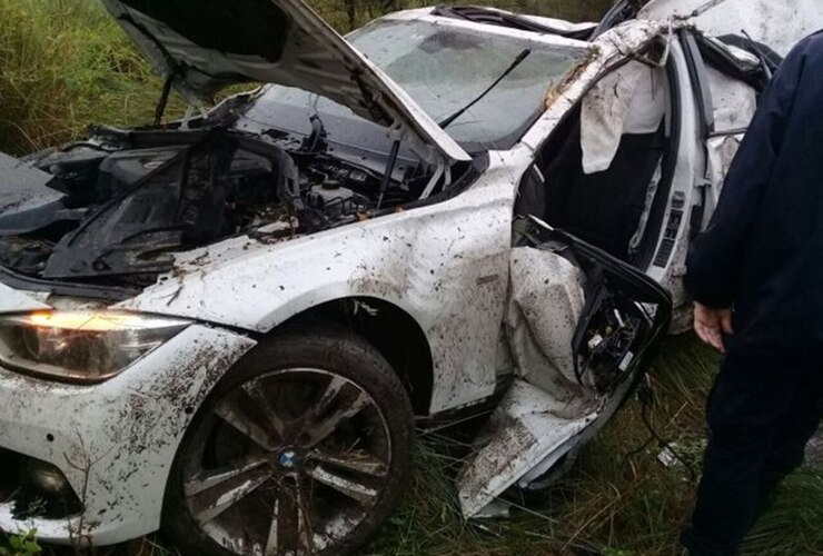 El BMW blanco quedó volcado a la vera de la ruta. Foto: @emergenciasAR