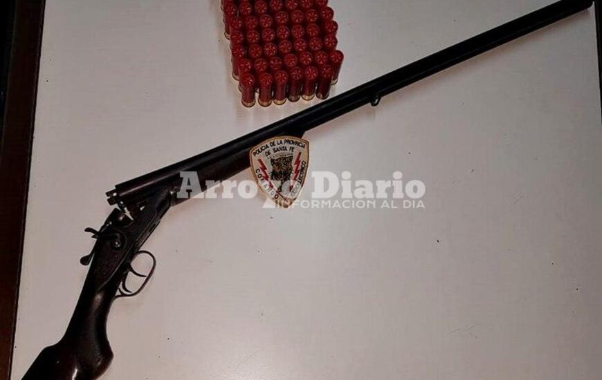 El secuestro. La policía secuestró el arma y sus respectivas municiones.