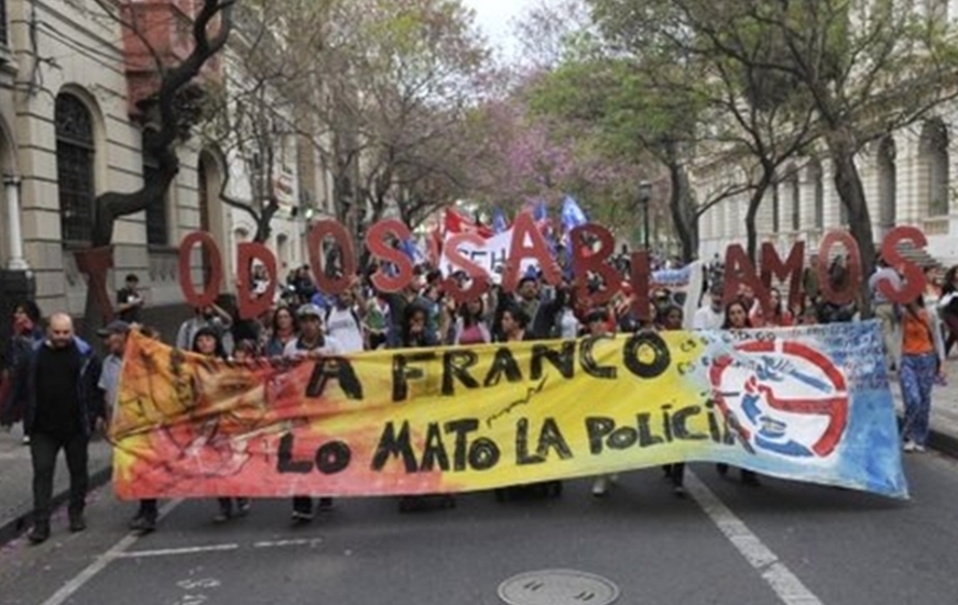 Pedido de justicia. En las marchas por la muerte de Casco siempre se atribuy&oacute; responsabilidad a la polic&iacute;a.