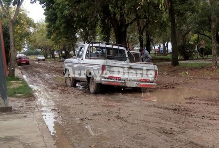 Imagen de En el Barrio Güemes: Se quedó encajado en el barro