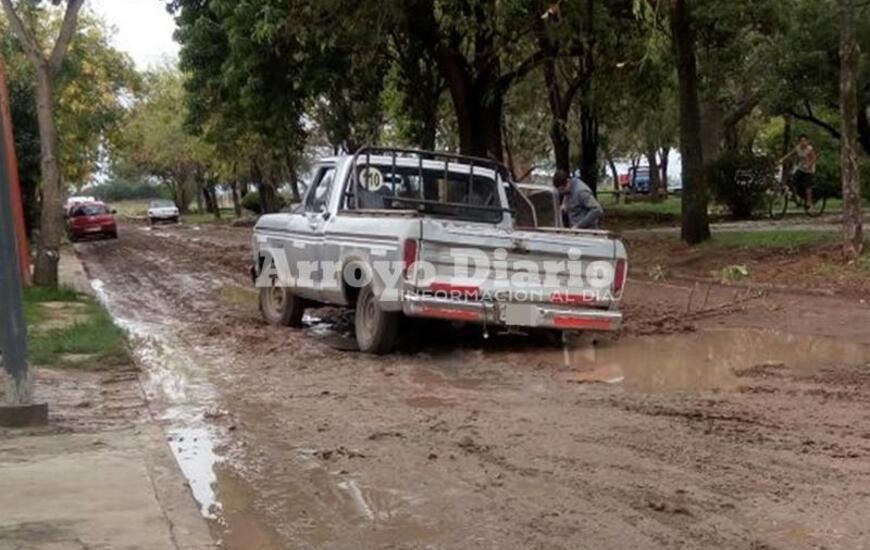 Imagen de En el Barrio Güemes: Se quedó encajado en el barro