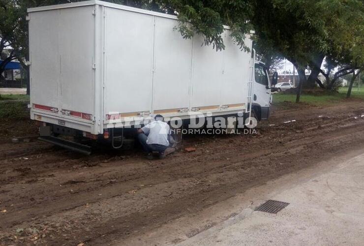 Repartidor encajado. El rodado venía de Rosario y el trabajo es la distribución de alimentos para mascotas.