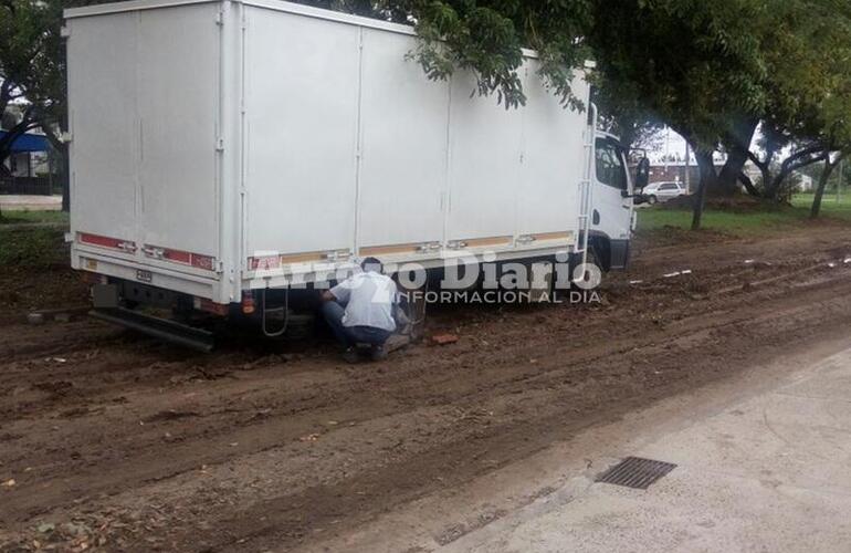 Repartidor encajado. El rodado venía de Rosario y el trabajo es la distribución de alimentos para mascotas.